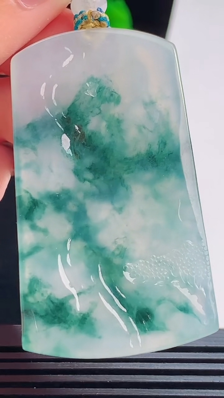 天然A货翡翠种飘花观音菩萨吊坠，尺寸53-31.5-5 重量:24.29g
8月22日