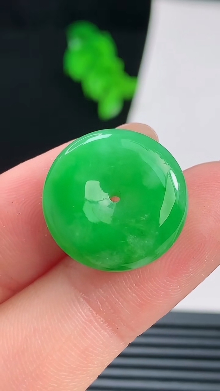 天然A货翡翠平安扣吊坠，尺寸18-5.5 重量:3.85g
8月22日