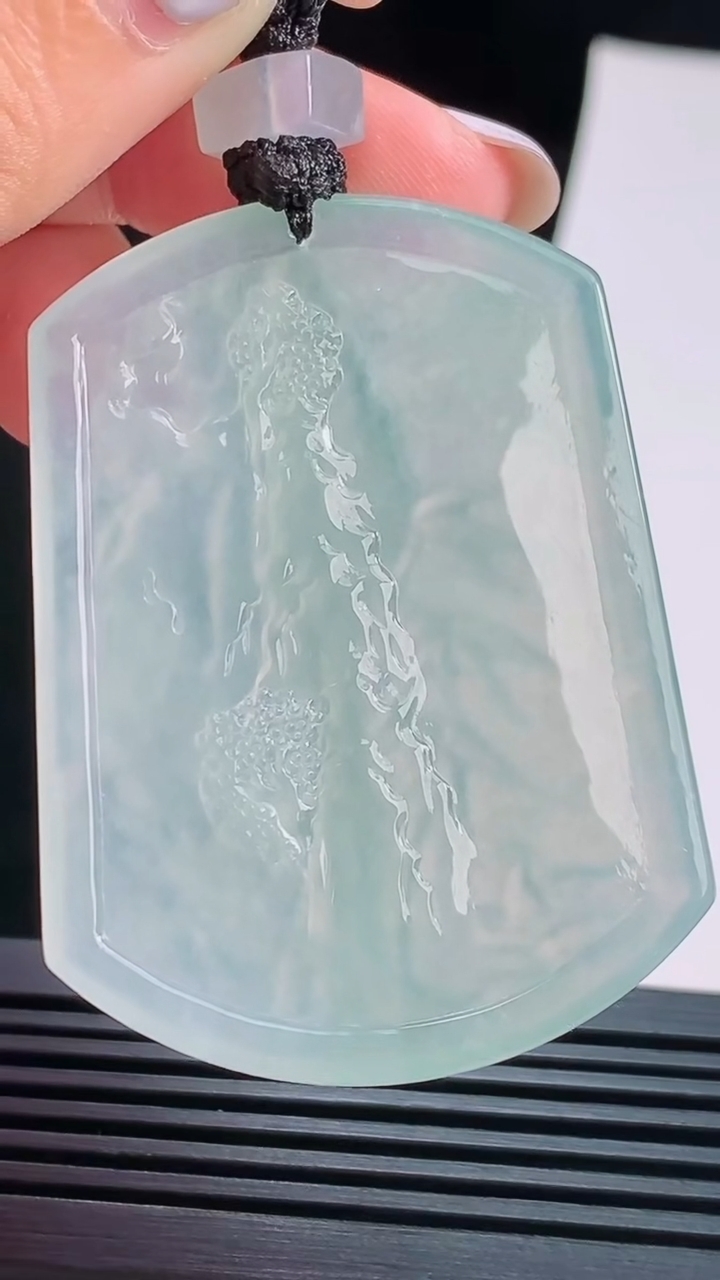 天然A货翡翠山水牌吊坠，尺寸53-40-5.2 重量:33.22g
8月22日