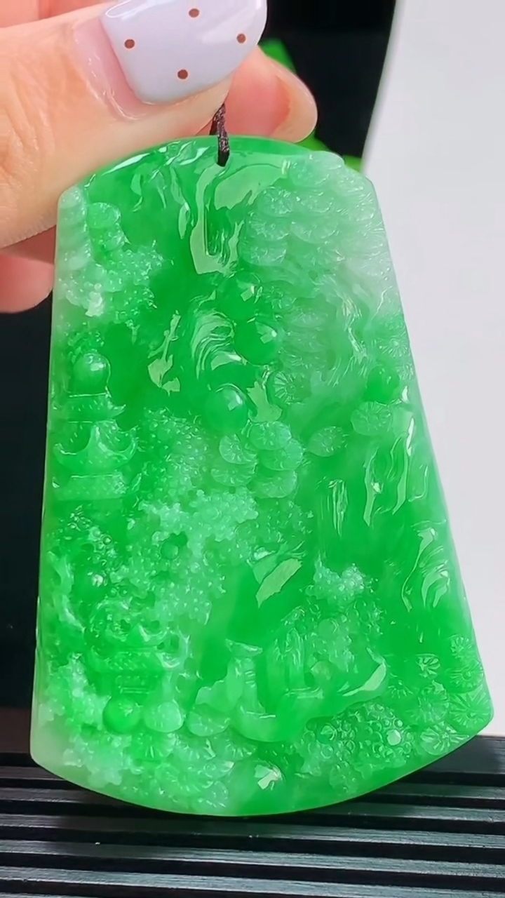 天然A货翡翠山水牌吊坠，尺寸59-40-5.5 重量:26.83g
8月22日