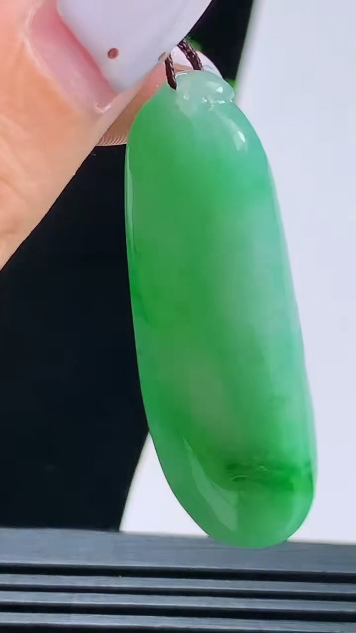 天然A货翡翠福瓜吊坠，尺寸46-18-8.5 重量:15.37g
8月22日