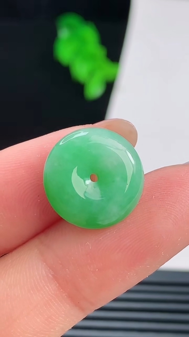 天然A货翡翠平安扣吊坠，尺寸15-5.2 重量:2.37g
8月22日