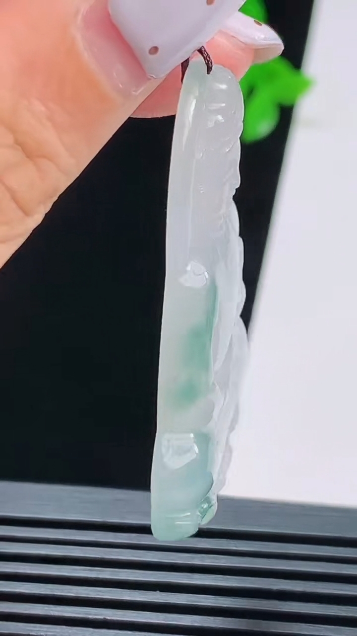 天然A货翡翠种飘花素衣观音吊坠，尺寸46.6-32.5-5.2 重量:14.3g
8月22日