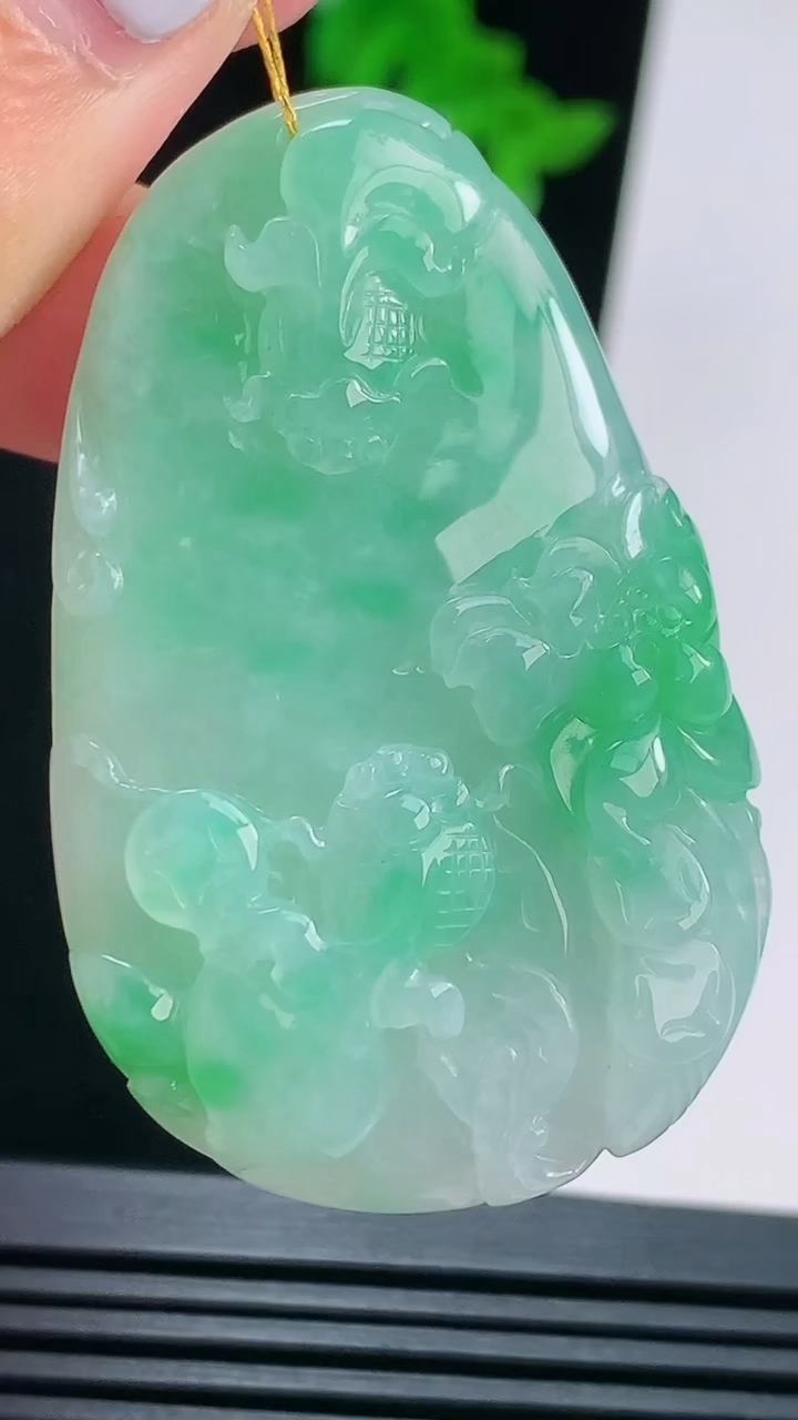 天然A货翡翠年年有余吊坠，尺寸51-32-7.5 重量:23.22g
8月22日