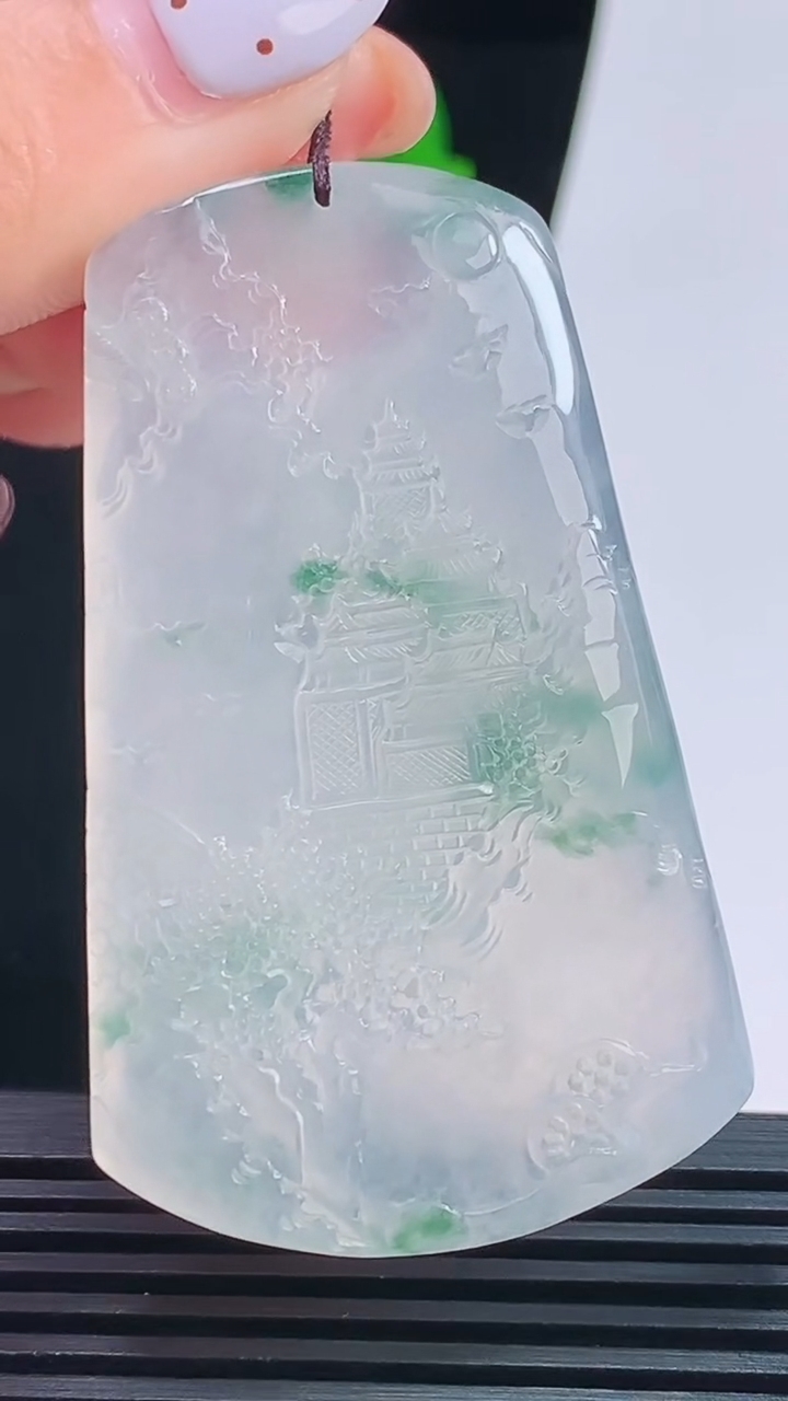 天然A货翡翠种飘花山水牌吊坠，尺寸59-36-5.8 重量:31.18g
8月22日