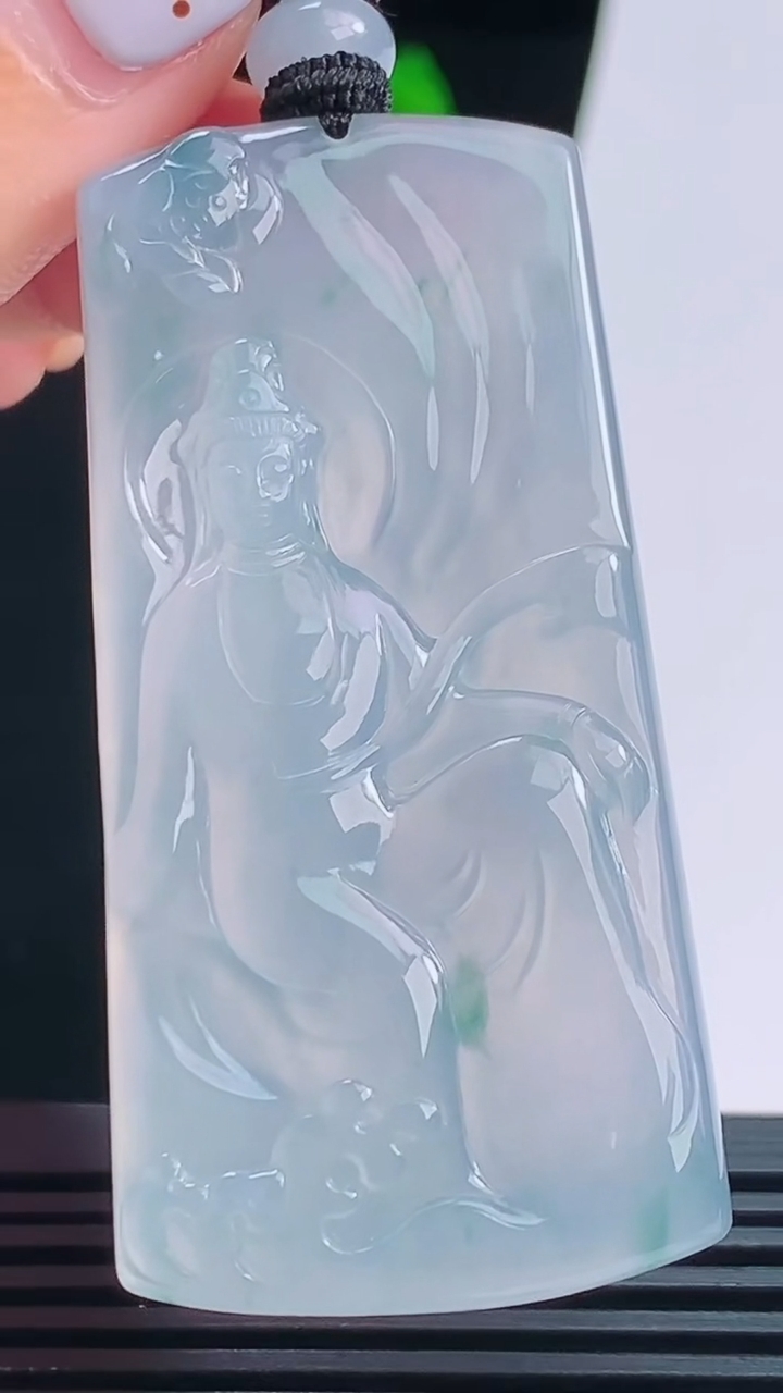 天然A货翡翠种飘花观音菩萨吊坠，尺寸58.6-29-5.2 重量:24.43g
8月22日