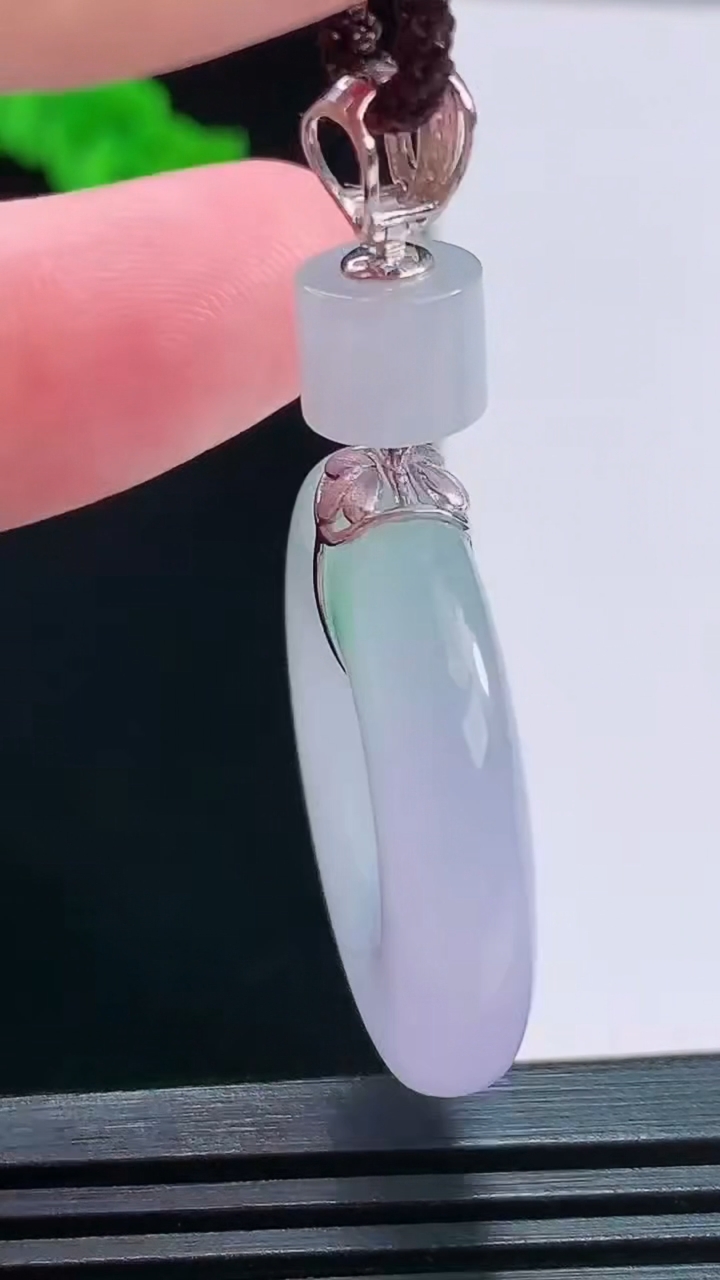 天然A货翡翠种春带彩 紫罗兰平安环吊坠，尺寸30-6.4重量:13.53g
8月22日