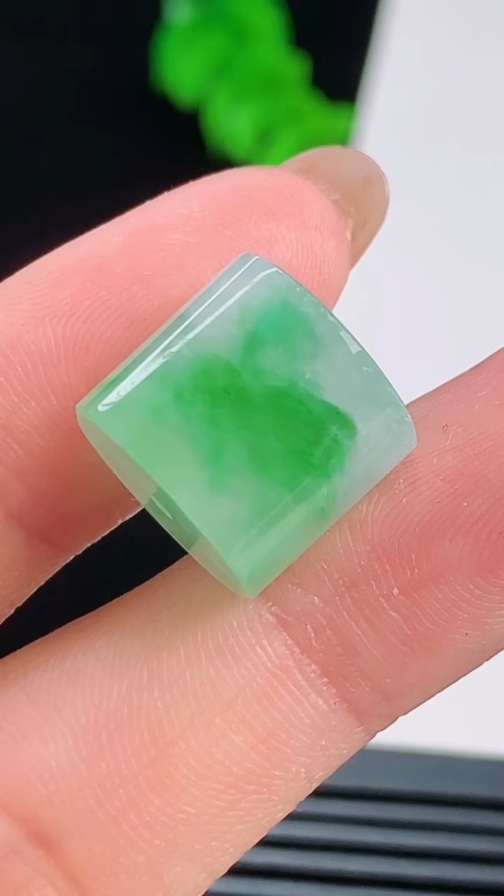 天然A货翡翠路路通吊坠，尺寸12-13.5 重量:5.81g
8月22日