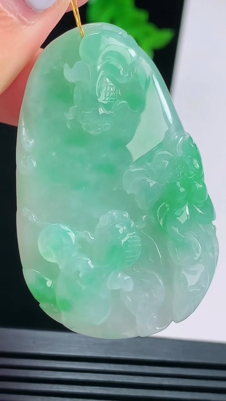 天然A货翡翠年年有余吊坠，尺寸51-32-7.5 重量:23.22g
8月22日