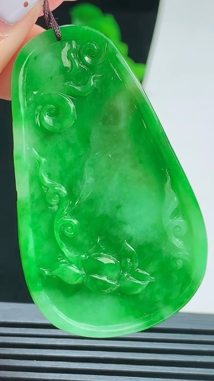 天然A货翡翠呱呱来财 荷花吊坠，尺寸52.8-31.5-8.5 重量:15.11g
8月22日