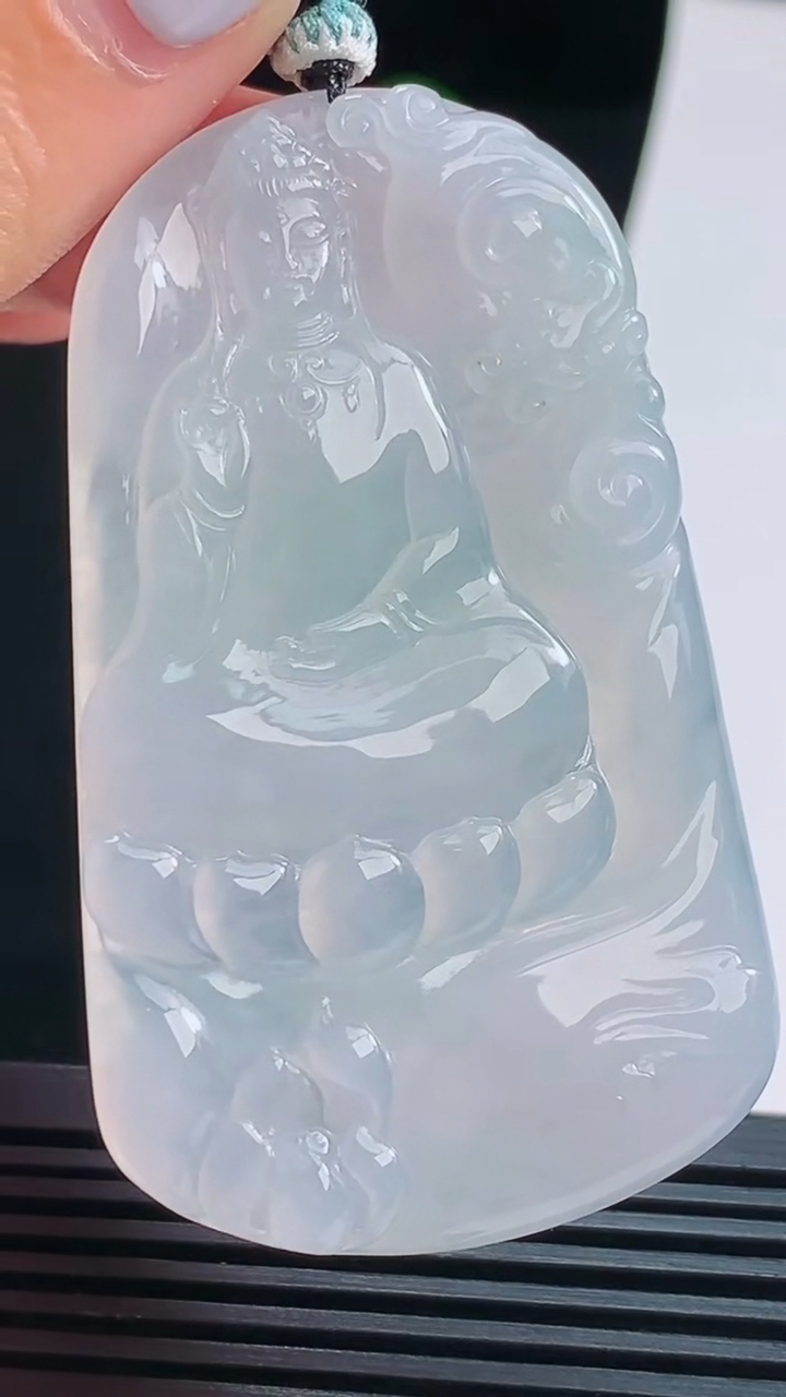 天然A货翡翠观音菩萨吊坠，尺寸62-37-5.2 重量:32.03g
8月22日