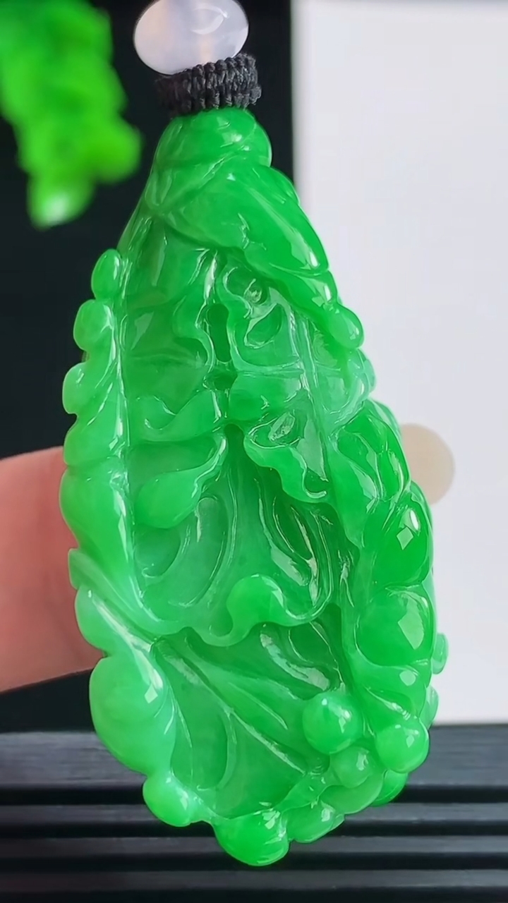 天然A货翡翠白菜吊坠，尺寸45-21.6-11.4重量:24.90g
8月22日