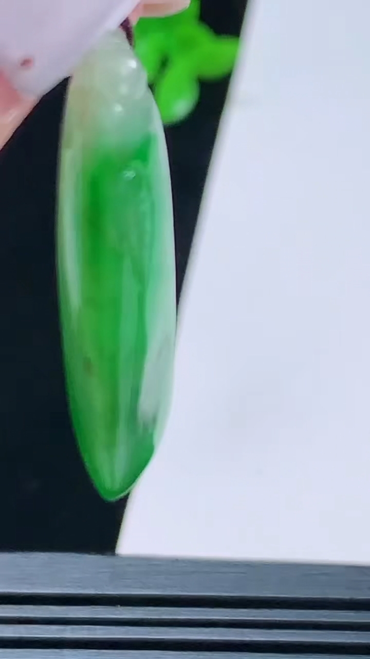 天然A货翡翠福瓜吊坠，尺寸33-14-7.5 重量:5.97g
8月22日