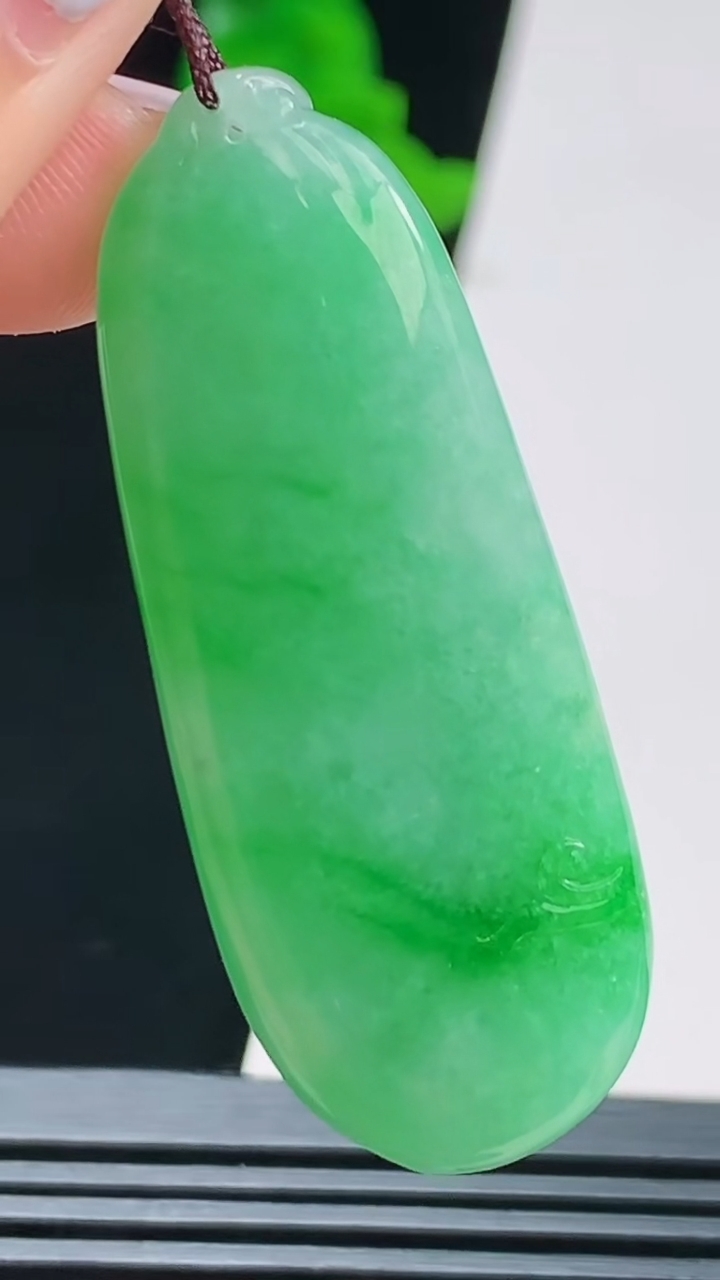 天然A货翡翠福瓜吊坠，尺寸46-18-8.5 重量:15.37g
8月22日