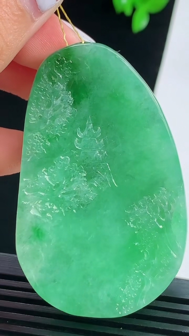 天然A货翡翠山水牌吊坠，尺寸58.6-36-11.6 重量:53.90g
8月22日