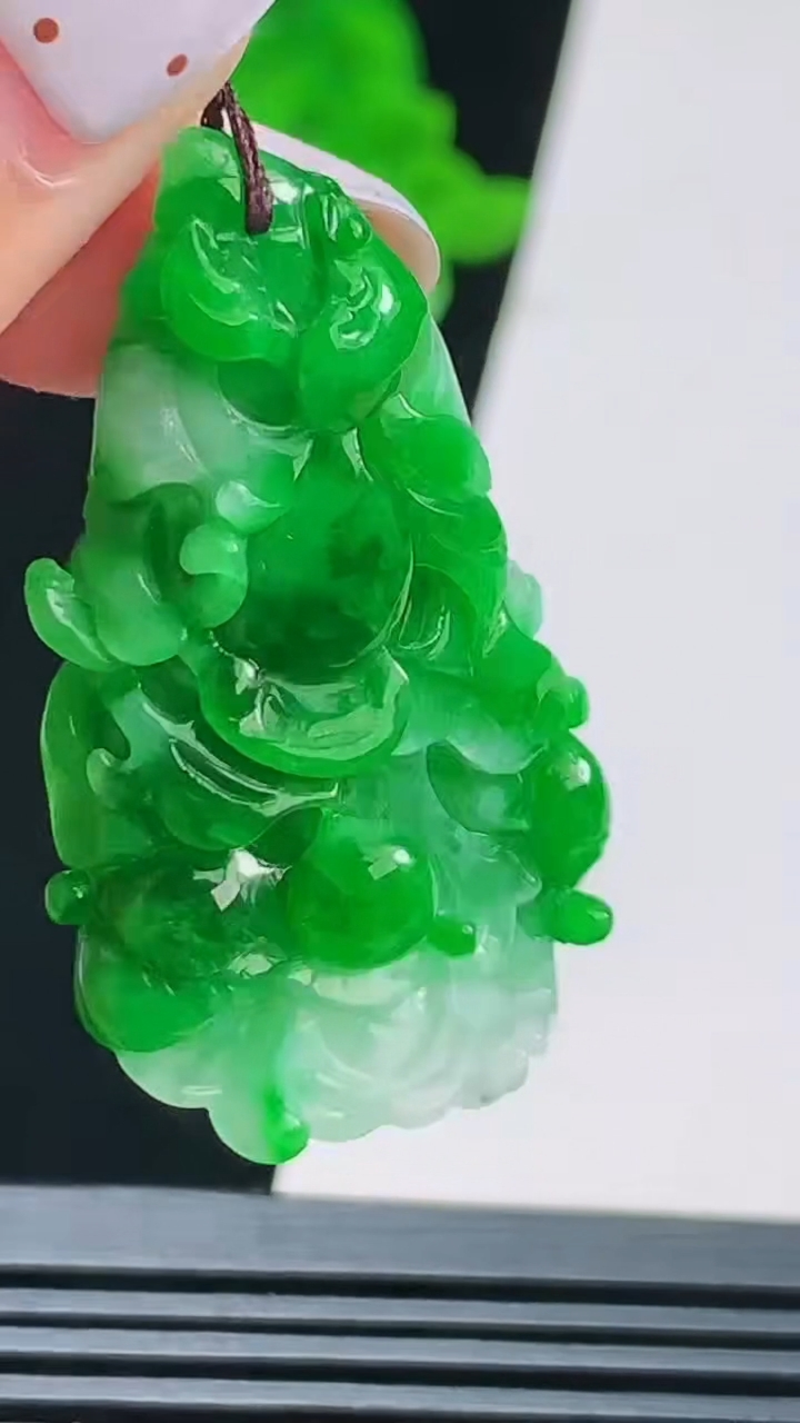 天然A货翡翠白菜吊坠，尺寸40.6-24.2-11.5 重量:12.63g
8月22日