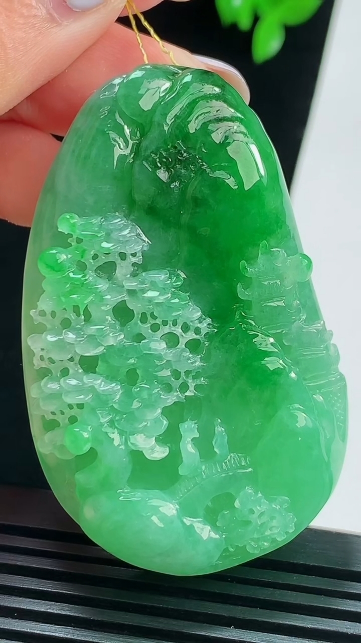 天然A货翡翠山水牌吊坠，尺寸58.6-36-11.6 重量:53.90g
8月22日