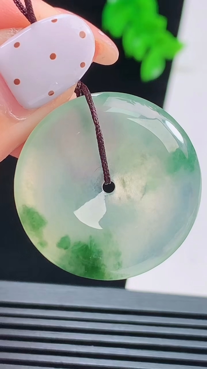 天然A货翡翠种飘花平安扣吊坠，尺寸28-5 重量:8.00g
8月22日