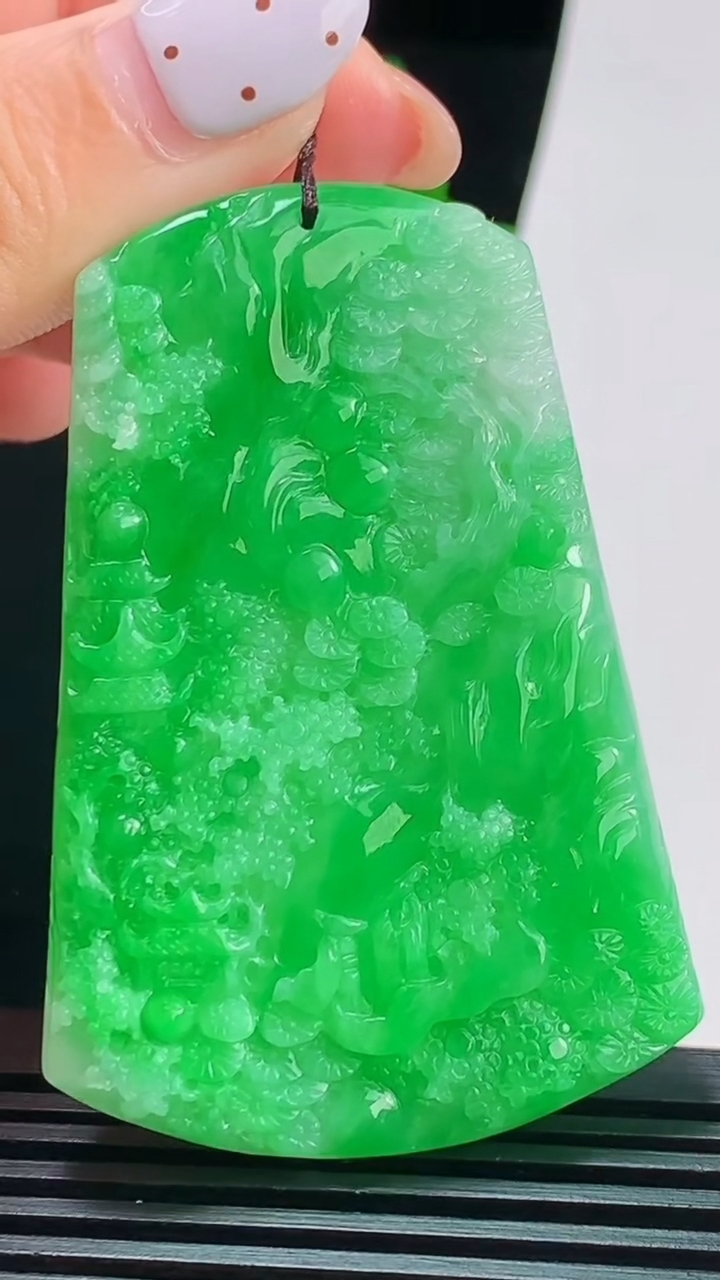 天然A货翡翠山水牌吊坠，尺寸59-40-5.5 重量:26.83g
8月22日