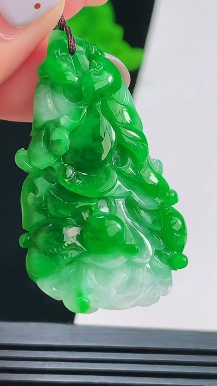 天然A货翡翠白菜吊坠，尺寸40.6-24.2-11.5 重量:12.63g
8月22日