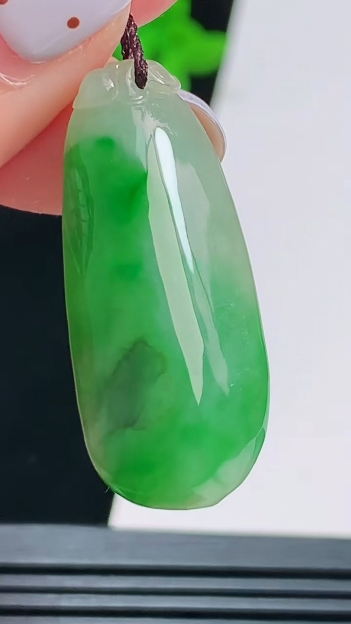 天然A货翡翠福瓜吊坠，尺寸33-14-7.5 重量:5.97g
8月22日
