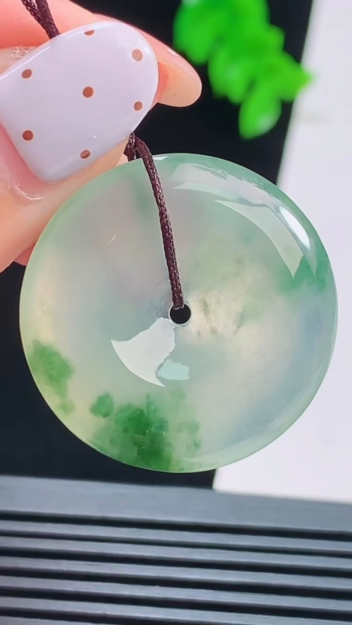 天然A货翡翠种飘花平安扣吊坠，尺寸28-5 重量:8.00g
8月22日