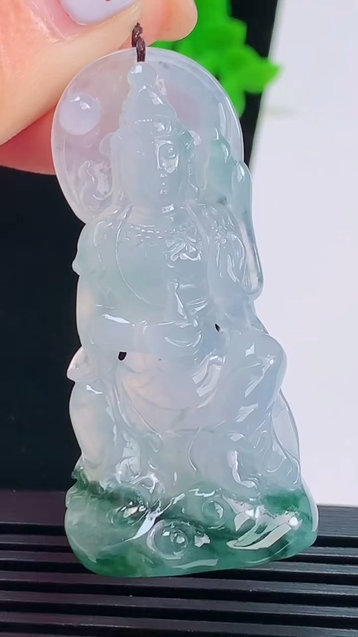 天然A货翡翠种飘花大势至菩萨吊坠，尺寸55-25.6-10.5 重量:21.26g
8月22日
