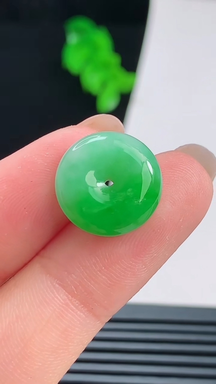 天然A货翡翠平安扣吊坠，尺寸15-5.2 重量:2.37g
8月22日