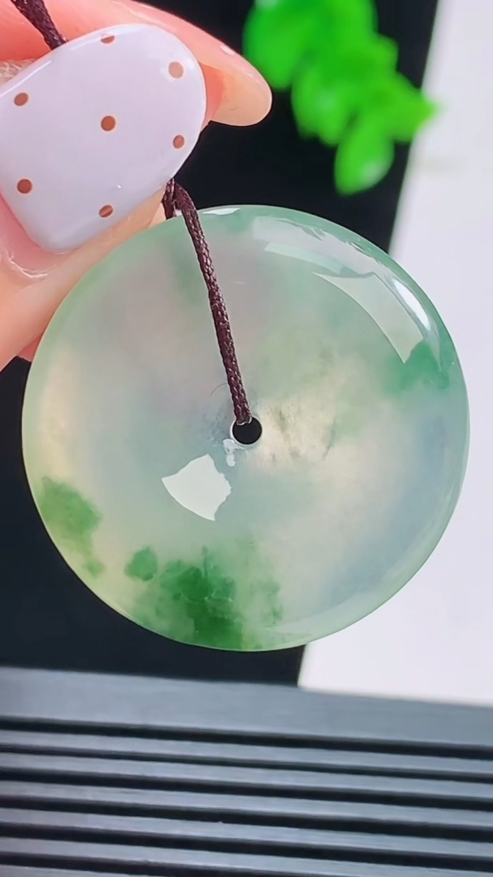 天然A货翡翠种飘花平安扣吊坠，尺寸28-5 重量:8.00g
8月22日