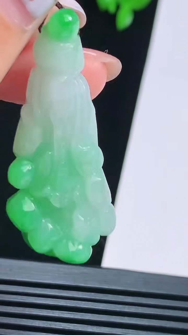 天然A货翡翠白菜吊坠，尺寸46.5-19.6-11 重量:15.15g
8月22日