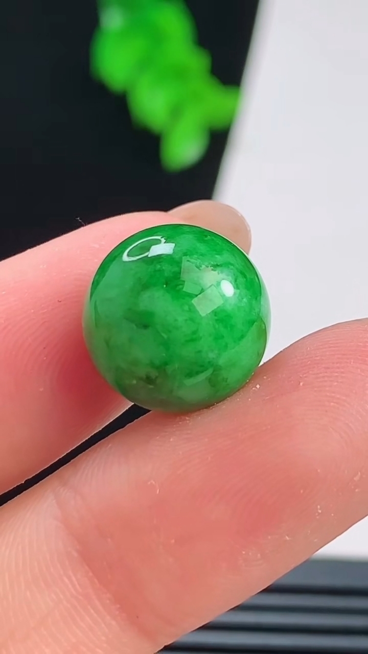 天然A货翡翠圆珠镶嵌件，尺寸12.8 重量:3.81g8月22日
工厂直销收藏佳品,种好水足，色泽均匀，有种有色，上手高大气！