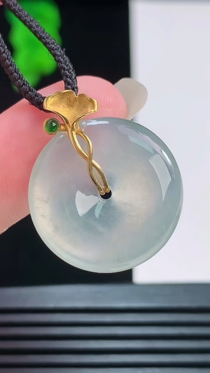 天然A货翡翠平安扣吊坠，尺寸20.6-4.4重量:4.14g
8月22日