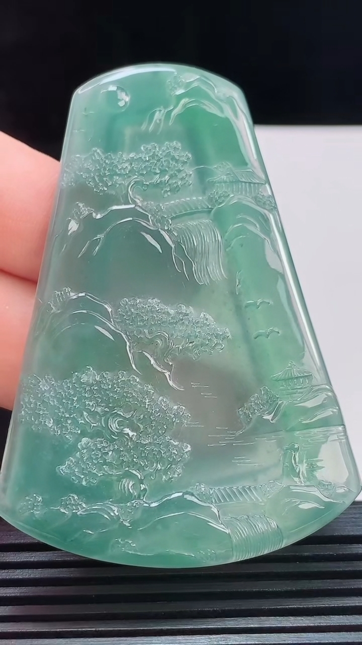天然A货翡翠冰种蓝水山水牌吊坠，尺寸72-48.5-4.4重量:31.88g
8月22日