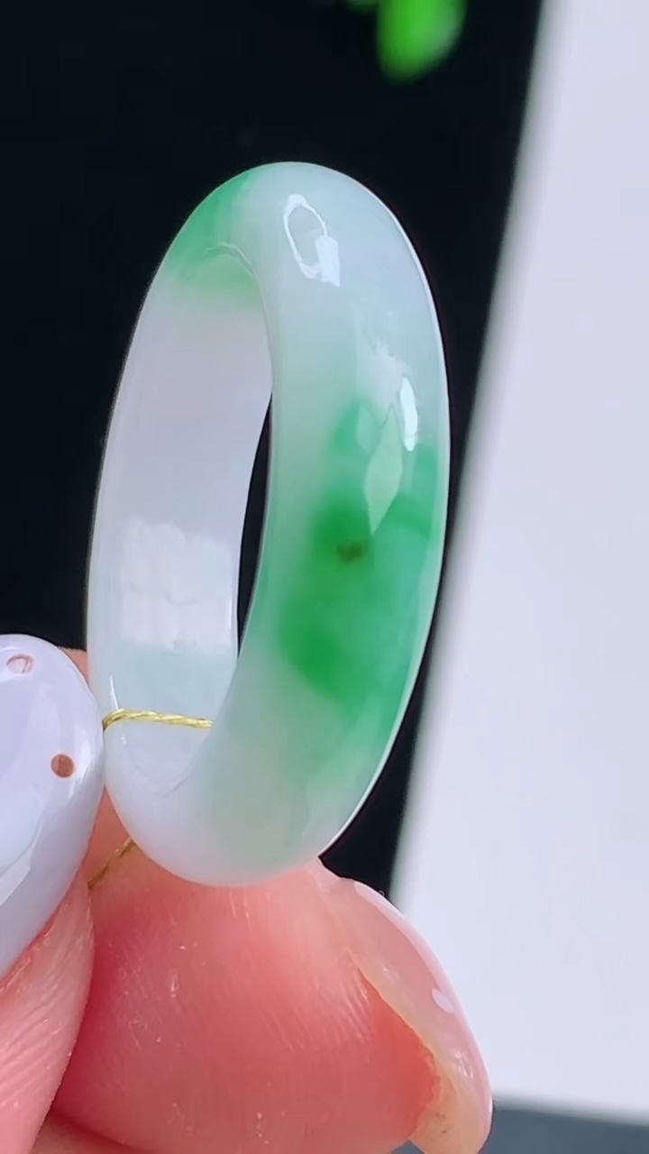 天然A货翡翠玉指环 戒指，尺寸17.5-5.2-3.5 重量:4.00g2026年8月22日
工厂直