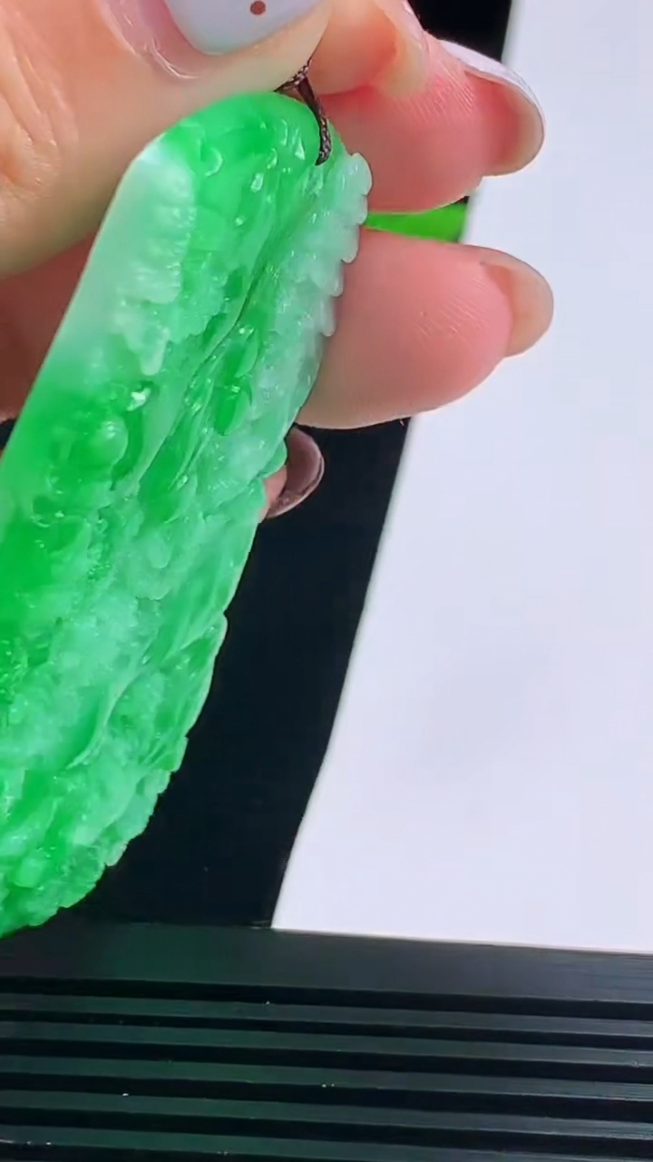 天然A货翡翠山水牌吊坠，尺寸59-40-5.5 重量:26.83g
8月22日
