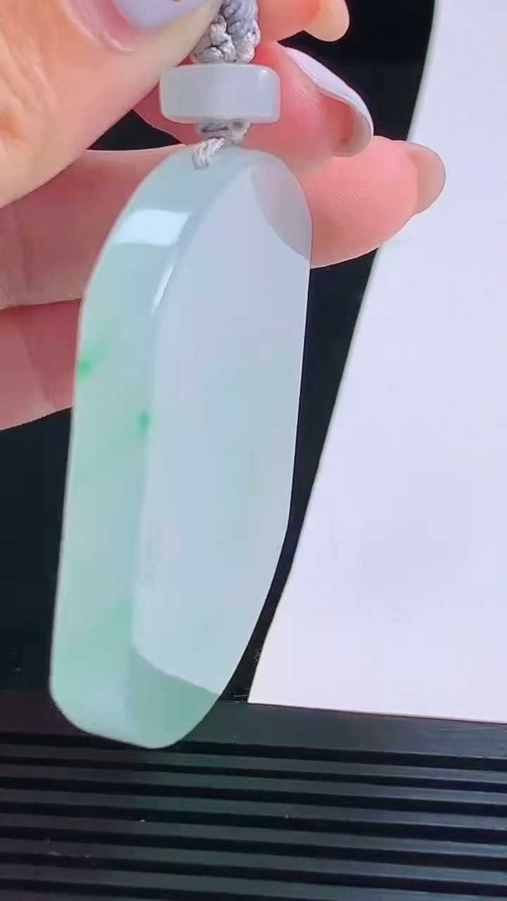 天然A货翡翠无事牌吊坠，尺寸54-44-6.5，重量:48.26g
8月22日