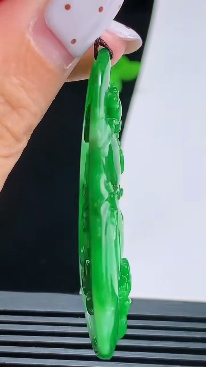 天然A货翡翠呱呱来财 荷花吊坠，尺寸52.8-31.5-8.5 重量:15.11g
8月22日