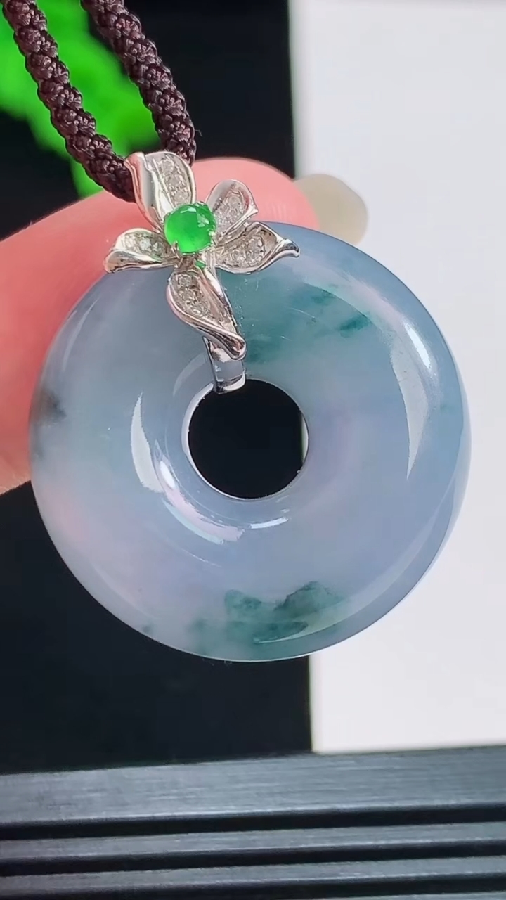 天然A货翡翠种紫罗兰 飘花平安环吊坠，尺寸26.2-9.5重量:13.64g
8月22日