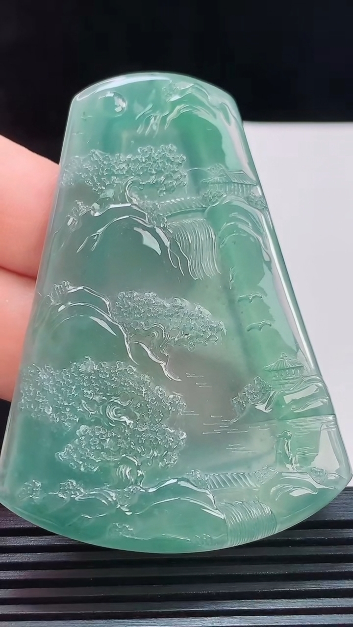 天然A货翡翠冰种蓝水山水牌吊坠，尺寸72-48.5-4.4重量:31.88g
8月22日