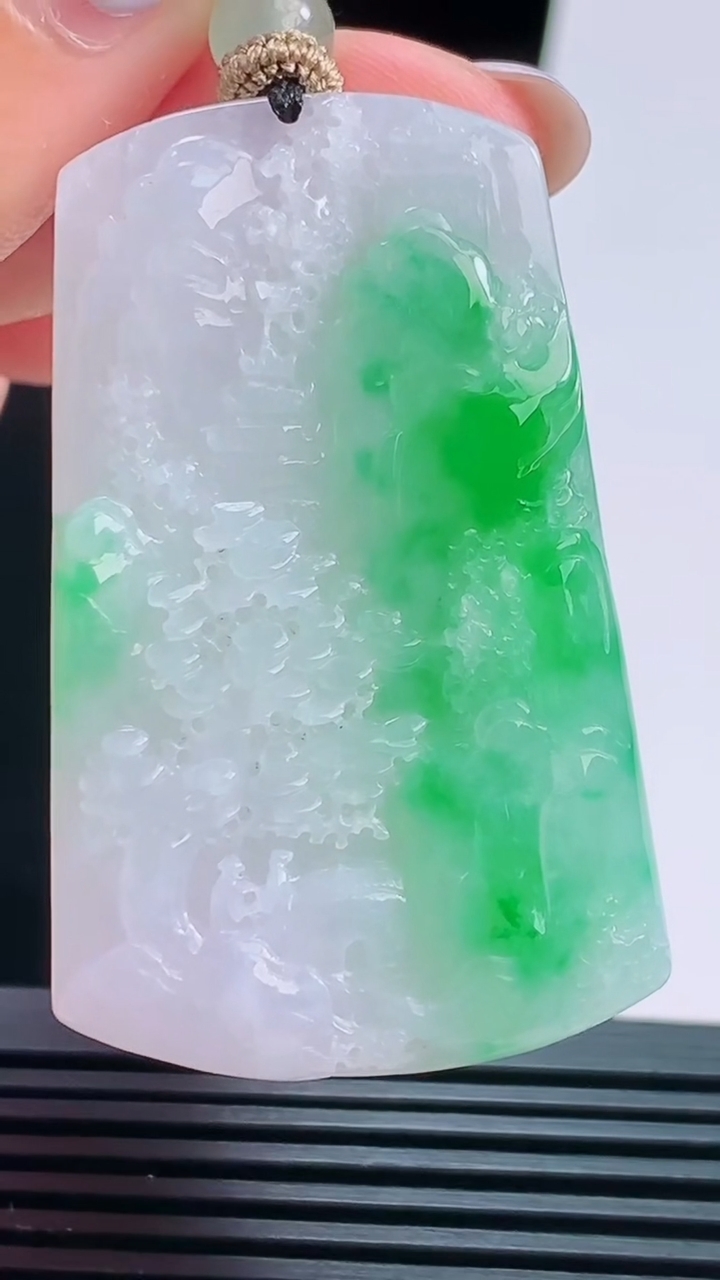 天然A货翡翠山水牌吊坠，尺寸50-31-6.6 重量:26.26g
8月22日