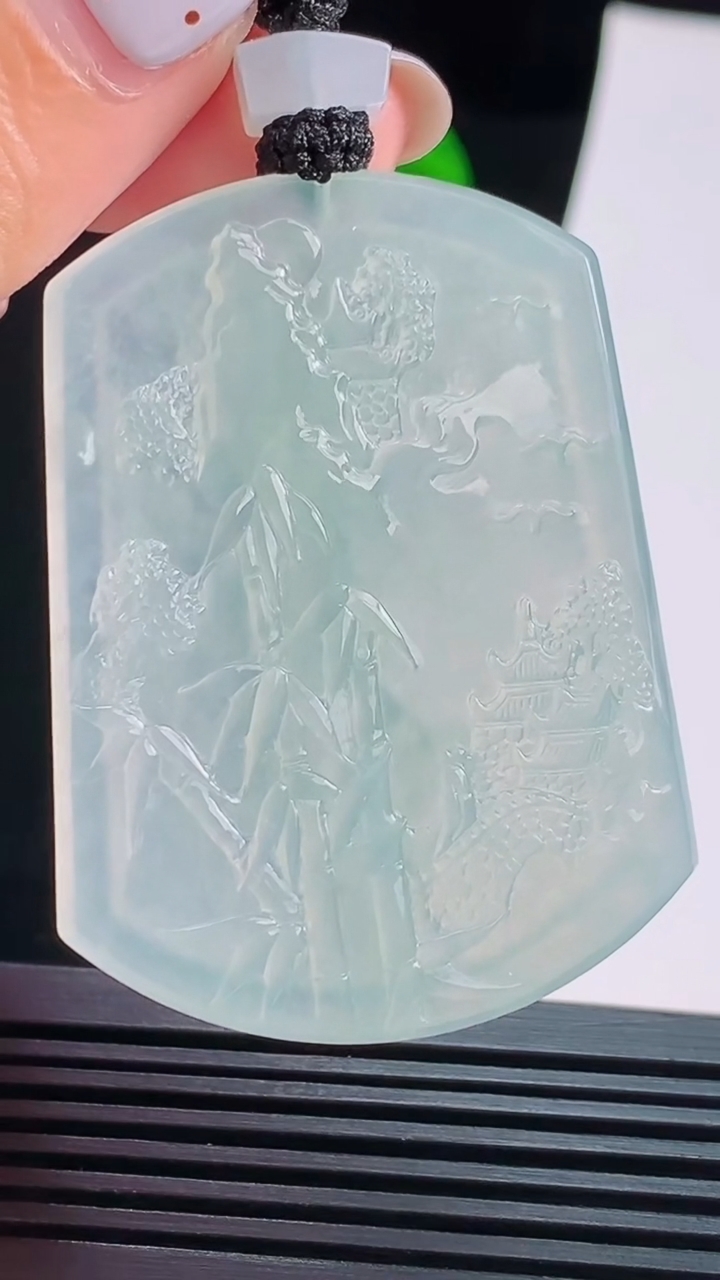 天然A货翡翠山水牌吊坠，尺寸53-39-5.5 重量:33.24g
8月22日