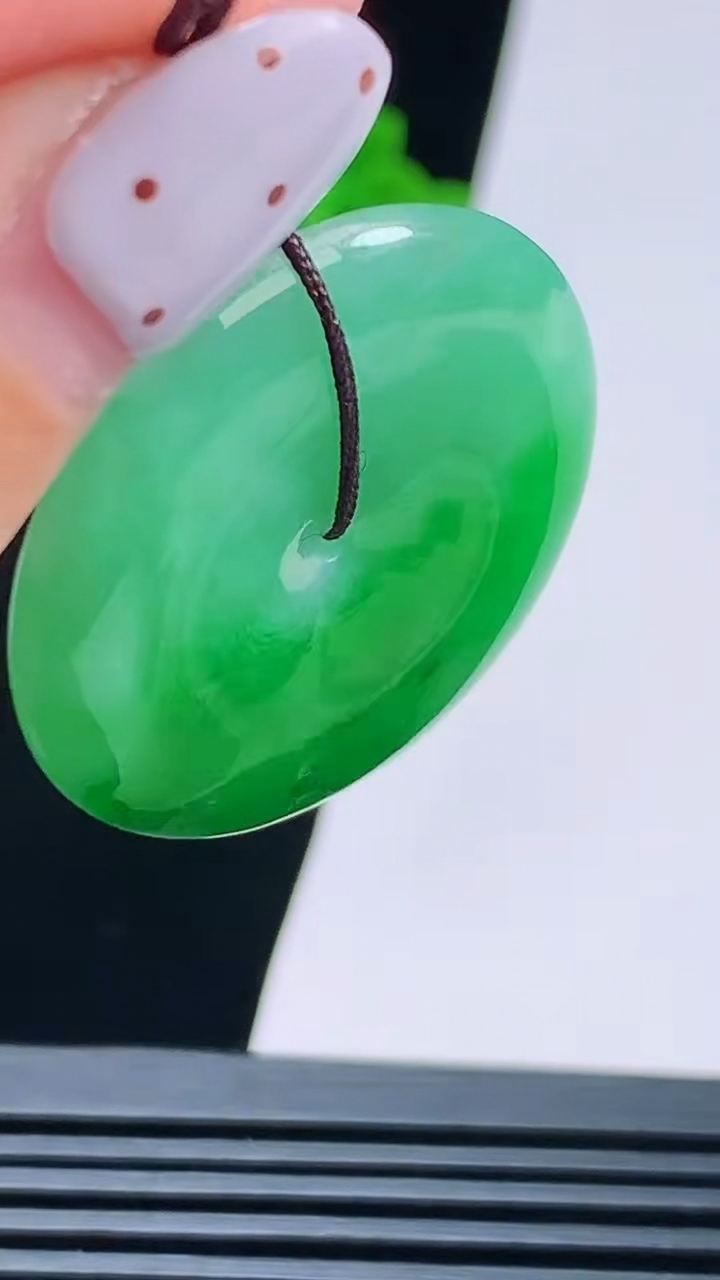天然A货翡翠平安扣吊坠，尺寸30.5-5.5 重量:11.21g
8月22日
