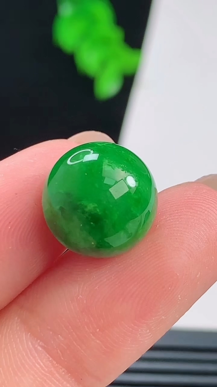 天然A货翡翠圆珠镶嵌件，尺寸12.8 重量:3.81g8月22日
工厂直销收藏佳品,种好水足，色泽均