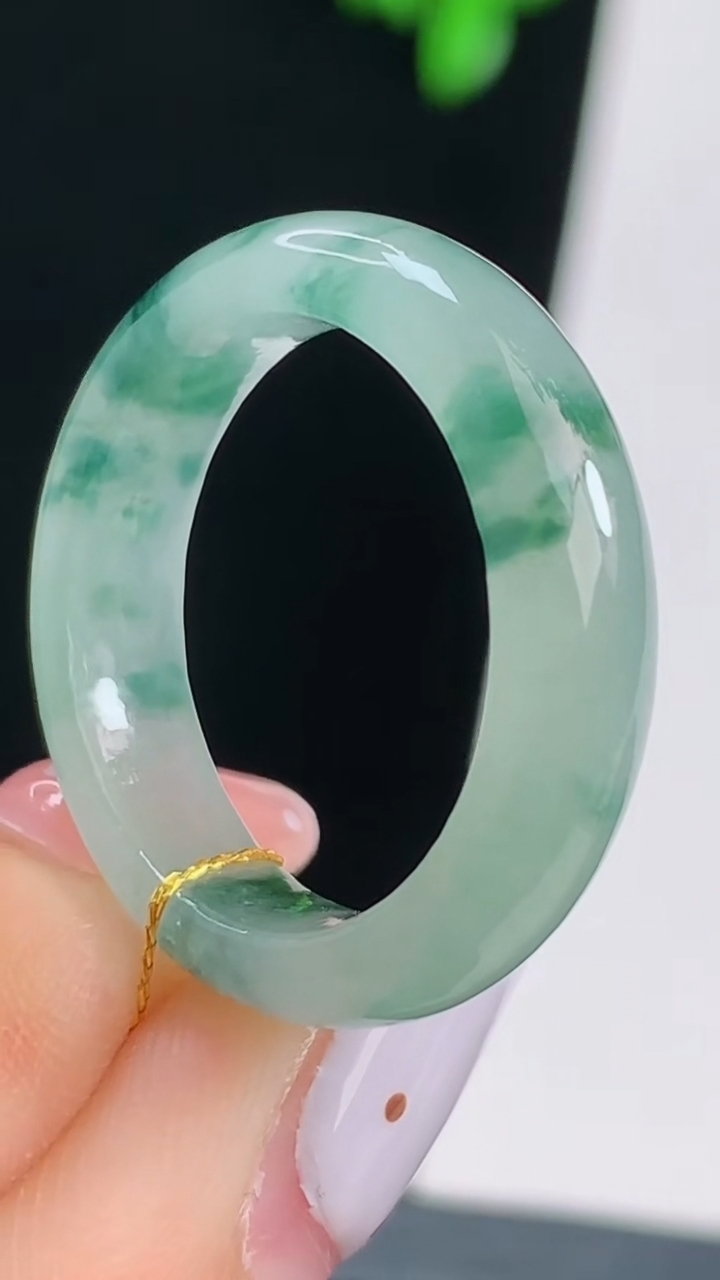 天然A货翡翠飘花玉指环 戒指，尺寸17.5-5-3，重量:3.36g2026年8月22日
工厂直销收藏佳品,种好水足，色泽均匀，有种有色，上手高大气！