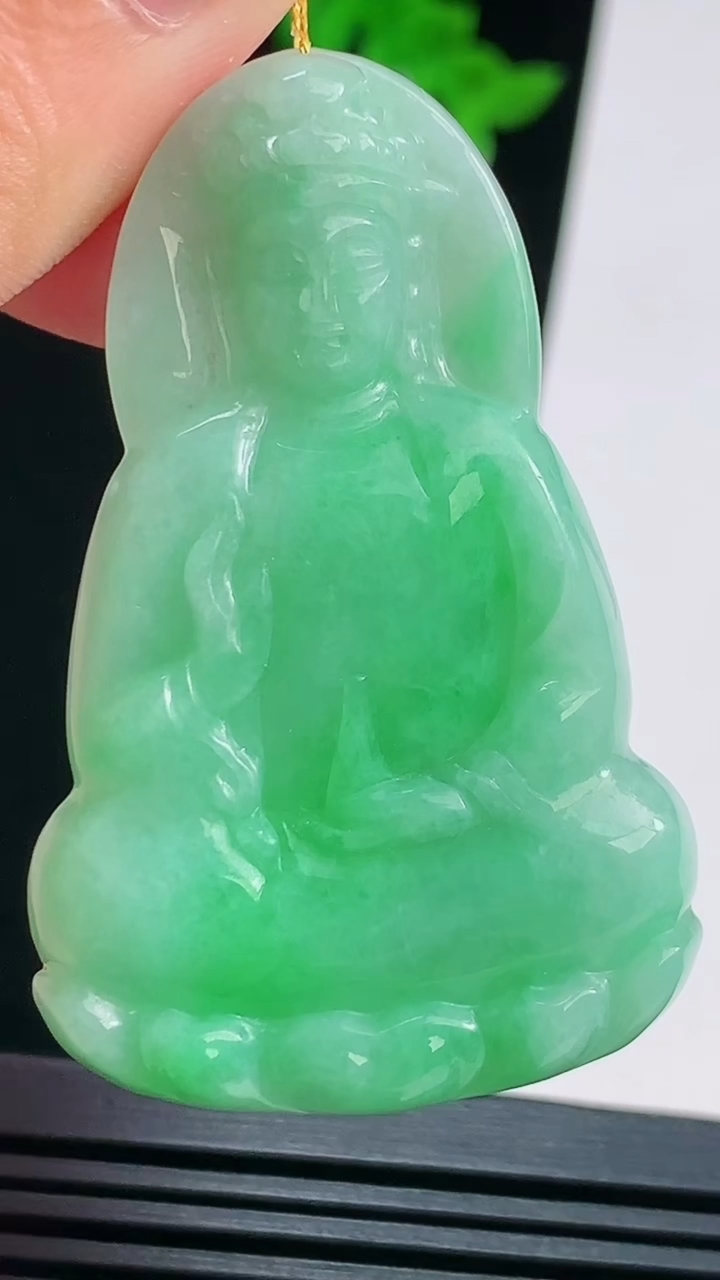 天然A货翡翠素衣观音吊坠，尺寸53-34-5.5 重量:18.32g
8月22日