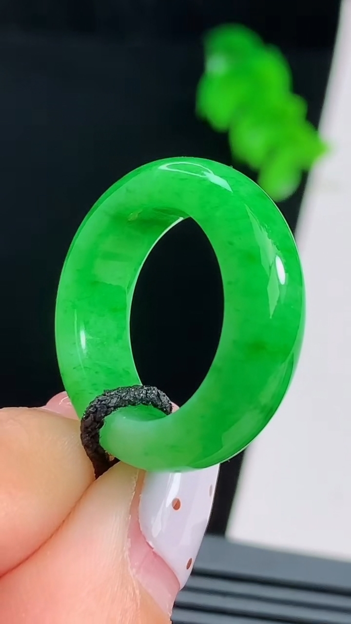 天然A货翡翠玉指环 戒指，尺寸15.6-6.2-4 重量:4.52g2026年8月22日
工厂直销收藏佳品,种好水足，色泽均匀，有种有色，上手高大气！