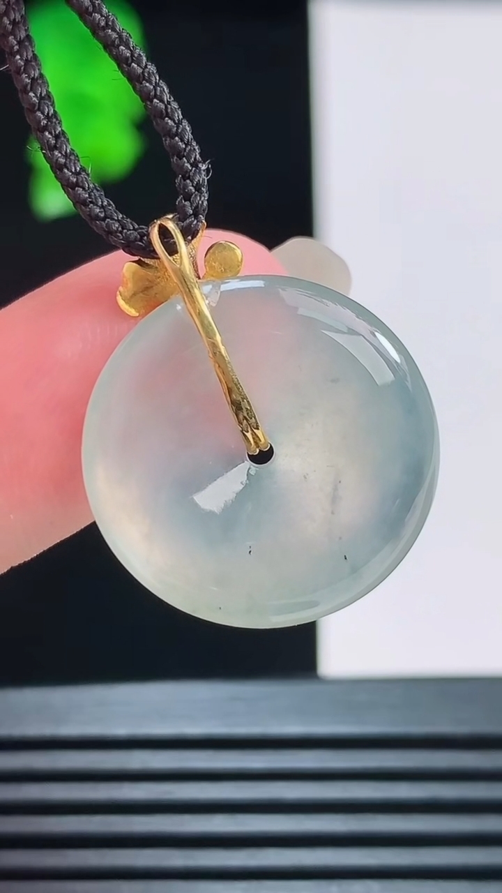 天然A货翡翠平安扣吊坠，尺寸20.6-4.4重量:4.14g
8月22日
