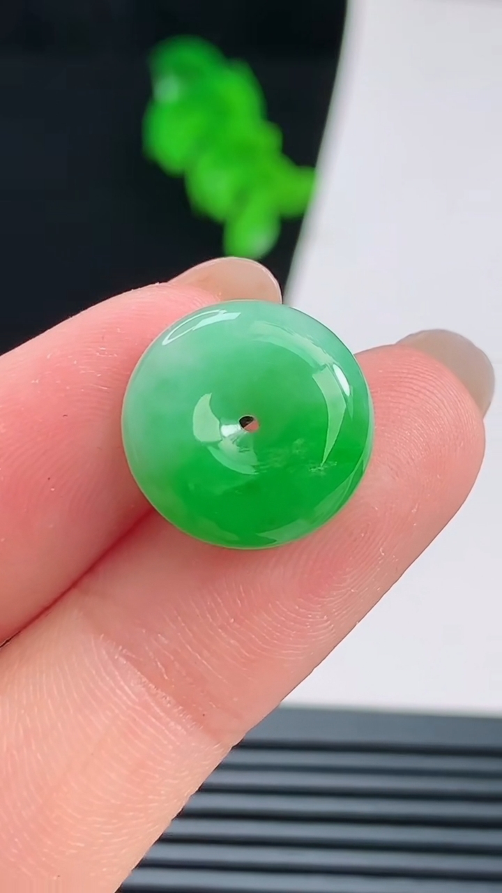 天然A货翡翠平安扣吊坠，尺寸15-5.2 重量:2.37g
8月22日