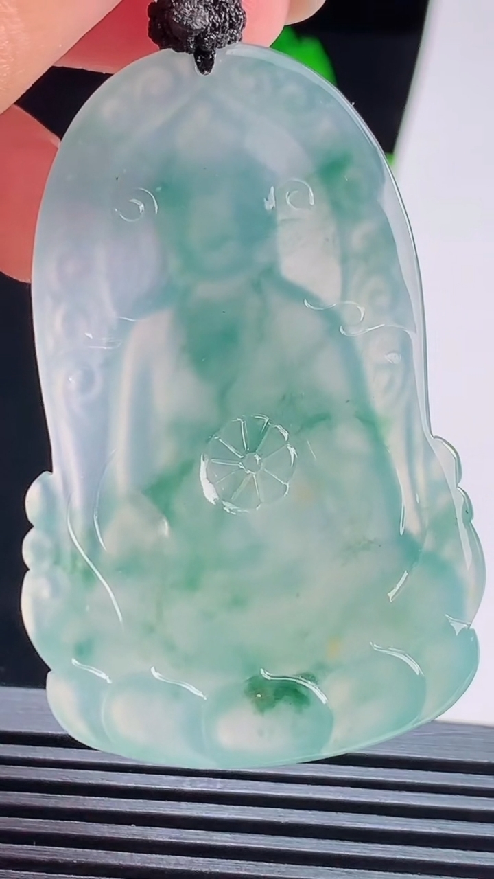 天然A货翡翠种飘花大势至菩萨吊坠，尺寸55.5-35.8-6 重量:27.79g
8月22日