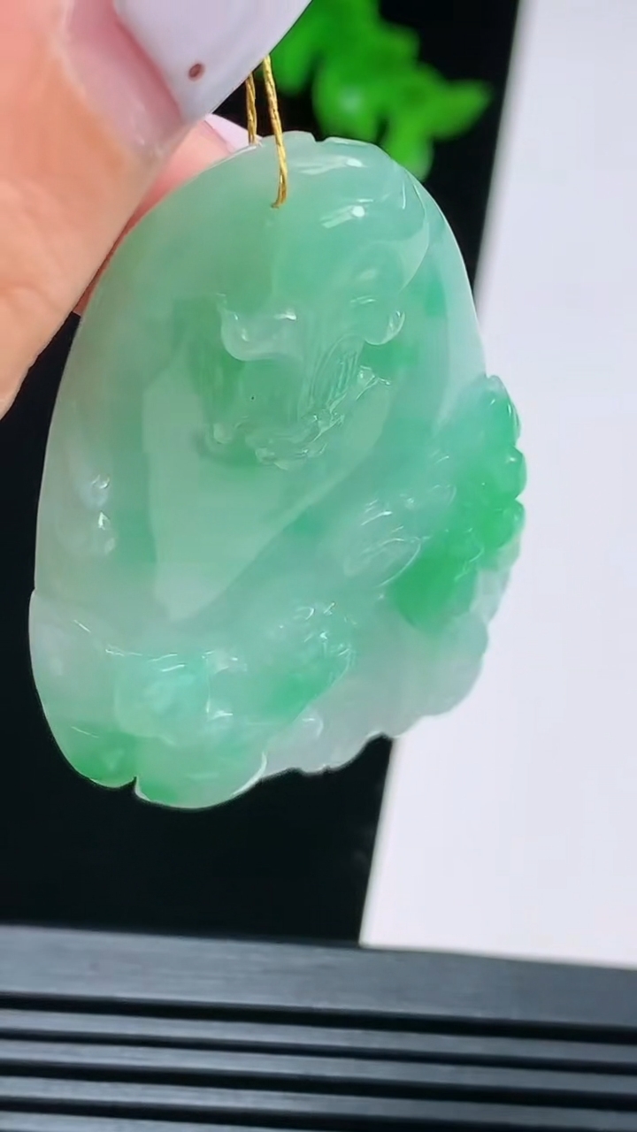 天然A货翡翠年年有余吊坠，尺寸51-32-7.5 重量:23.22g
8月22日